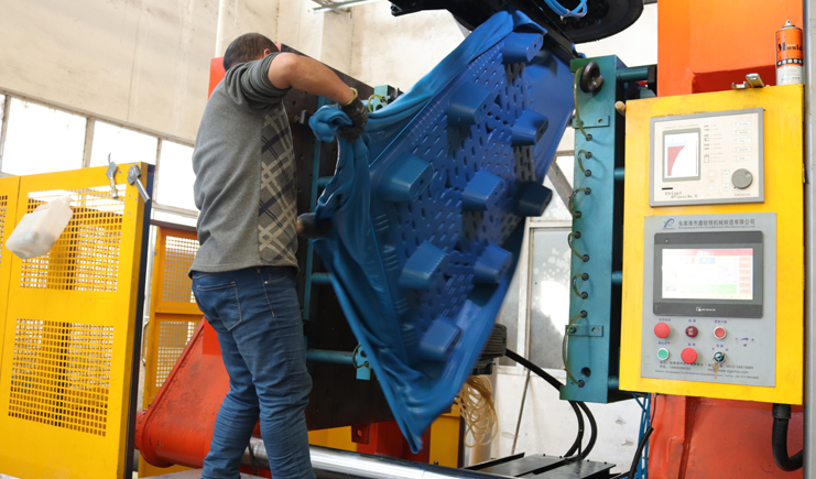 曝光！吹塑托盤生產(chǎn)廠家生產(chǎn)過程竟是如此！