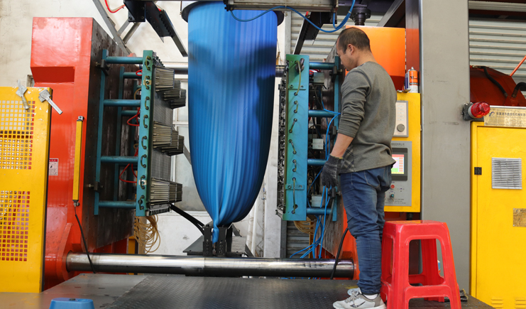 曝光！吹塑托盤生產(chǎn)廠家生產(chǎn)過程竟是如此！