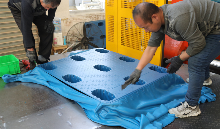 曝光！吹塑托盤生產(chǎn)廠家生產(chǎn)過程竟是如此！