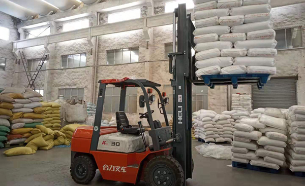 雙面吹塑托盤和九腳吹塑托盤的C位之爭(zhēng)