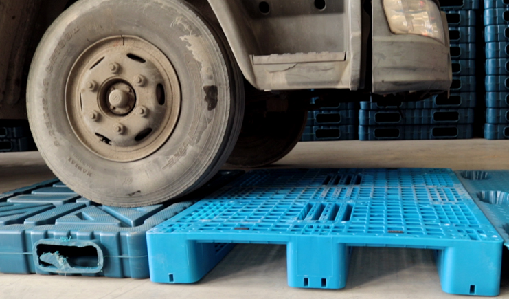 雙面吹塑托盤和九腳吹塑托盤的C位之爭(zhēng)